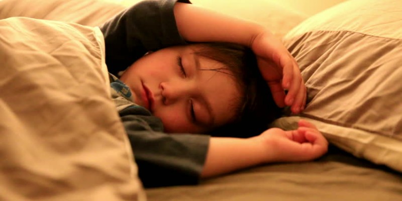  بهترین سن برای جدا خوابیدن کودک/ عواقب خوابیدن کودک کنار والدین را جدی بگیرید