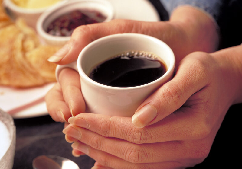  ۴ اشتباه رایج در مصرف قهوه که روی مغز تأثیر منفی دارند