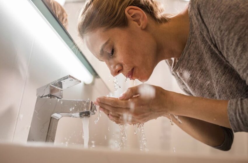  ۴ نکته‌ی مهم و کاربردی درباره‌ی شستن صورت جوش‌دار