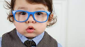  چگونه بفهمیم فرزندمان به عینک نیاز دارد؟