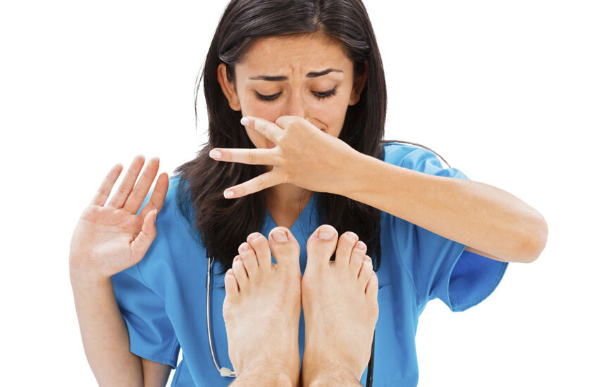  روش‌هایی برای از بین بردن بوی بد پا و کفش
