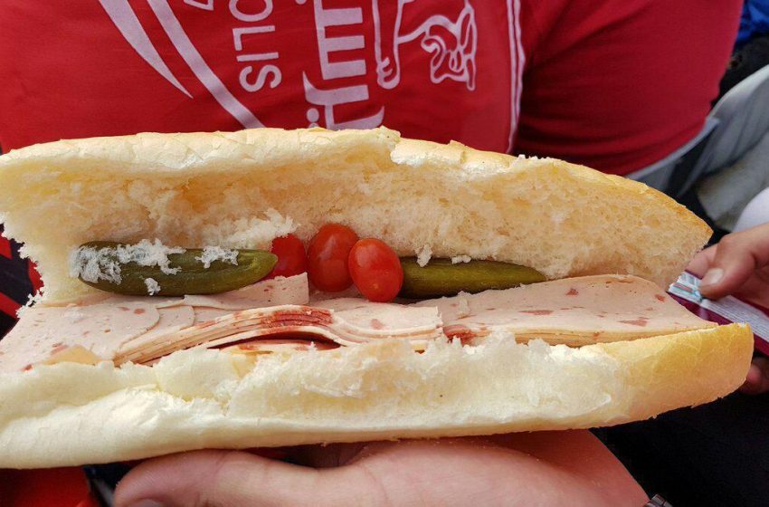  فروش سودجویانه ساندویچ در روز دربی