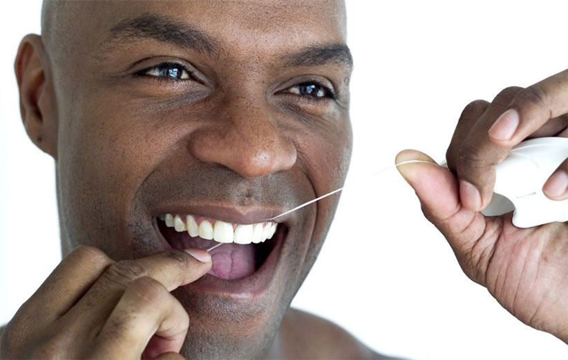  بر خلاف تصور ما، نخ دندان هیچ تاثیری ندارد