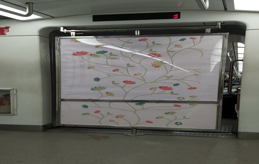  نصب پرده بین واگن زنان و مردان در مترو تهران