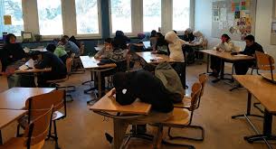  بازگشت به روش‌ سنتی‌؛ معلمان سوئدی با کاهش استفاده از تبلت، مشق و روخوانی کتاب را رواج می‌دهند