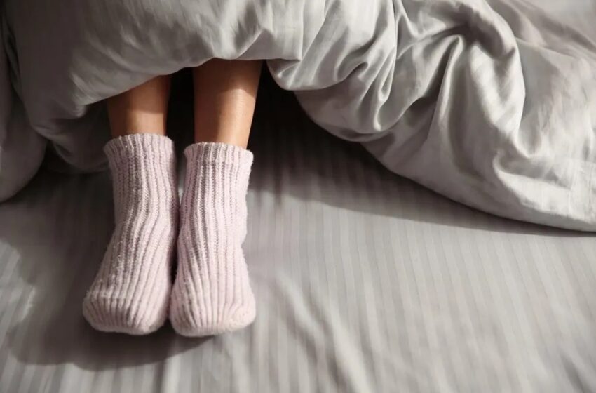 بالاخره با جوراب خوابیدن خوب است یا بد؟